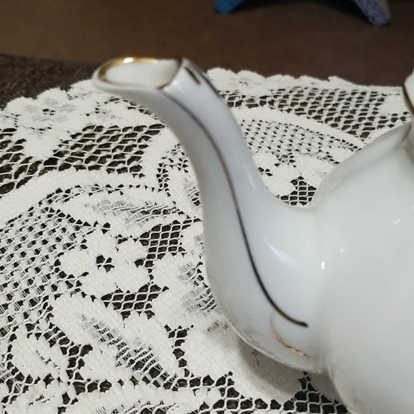 Vintage Tea pot. - Picture 6 of 9
